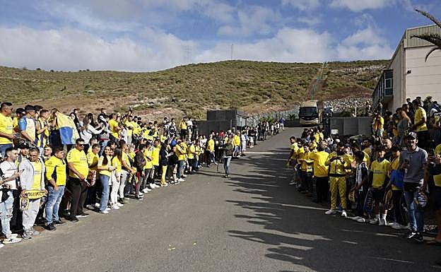 Imagen principal - Pelos de punta en Barranco Seco con la grandiosa despedida de la afición a la expedición de la UD