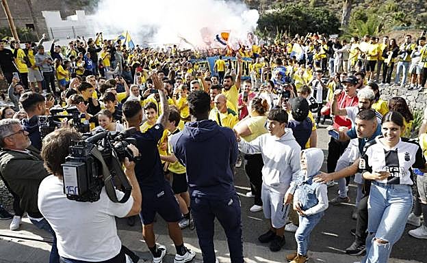 Viera alza su brazo derecho para agradecer a los presentes su presencia en Barranco Seco. 