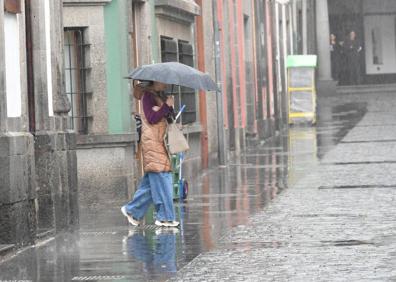 Imagen secundaria 1 - Lluvia, este viernes, en Las Palmas de Gran Canaria. 