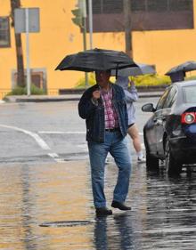 Imagen secundaria 2 - Lluvia, este viernes, en Las Palmas de Gran Canaria. 