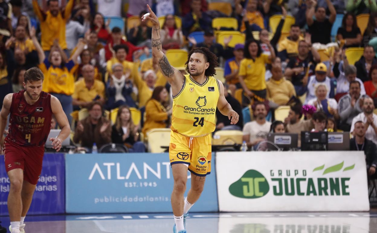 Michael Carrera anotó 10 puntos en su debut de amarillo. 