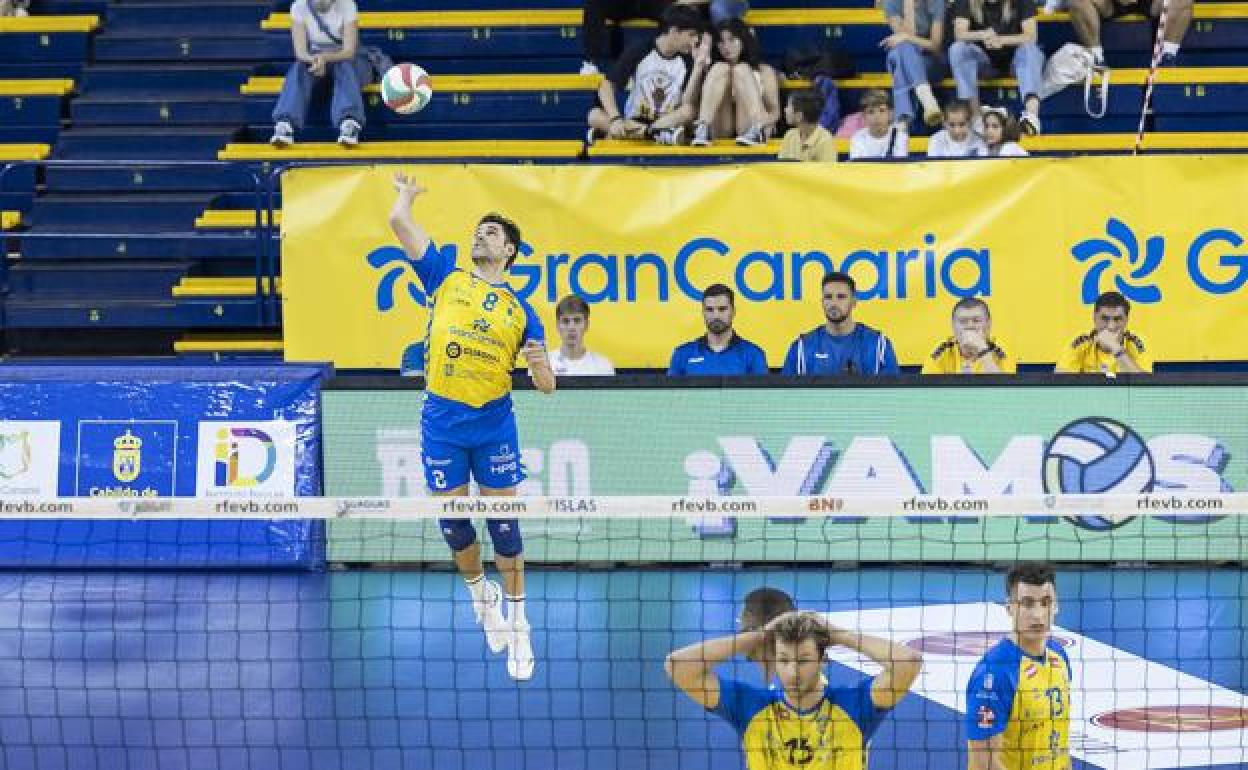 Renan, ejecutando un saque. 