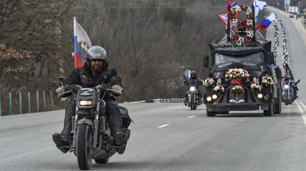 El líder del club de motociclistas Night Wolves, Alexander Zaldostanov (L), apodado "El Cirujano", encabeza un desfile de motos por Crimea para celebrar el noveno aniversario de la anexión de Crimea a Rusia cerca de los moteros base en la montaña Gasfort cerca de Sebastopol, Crimea. 