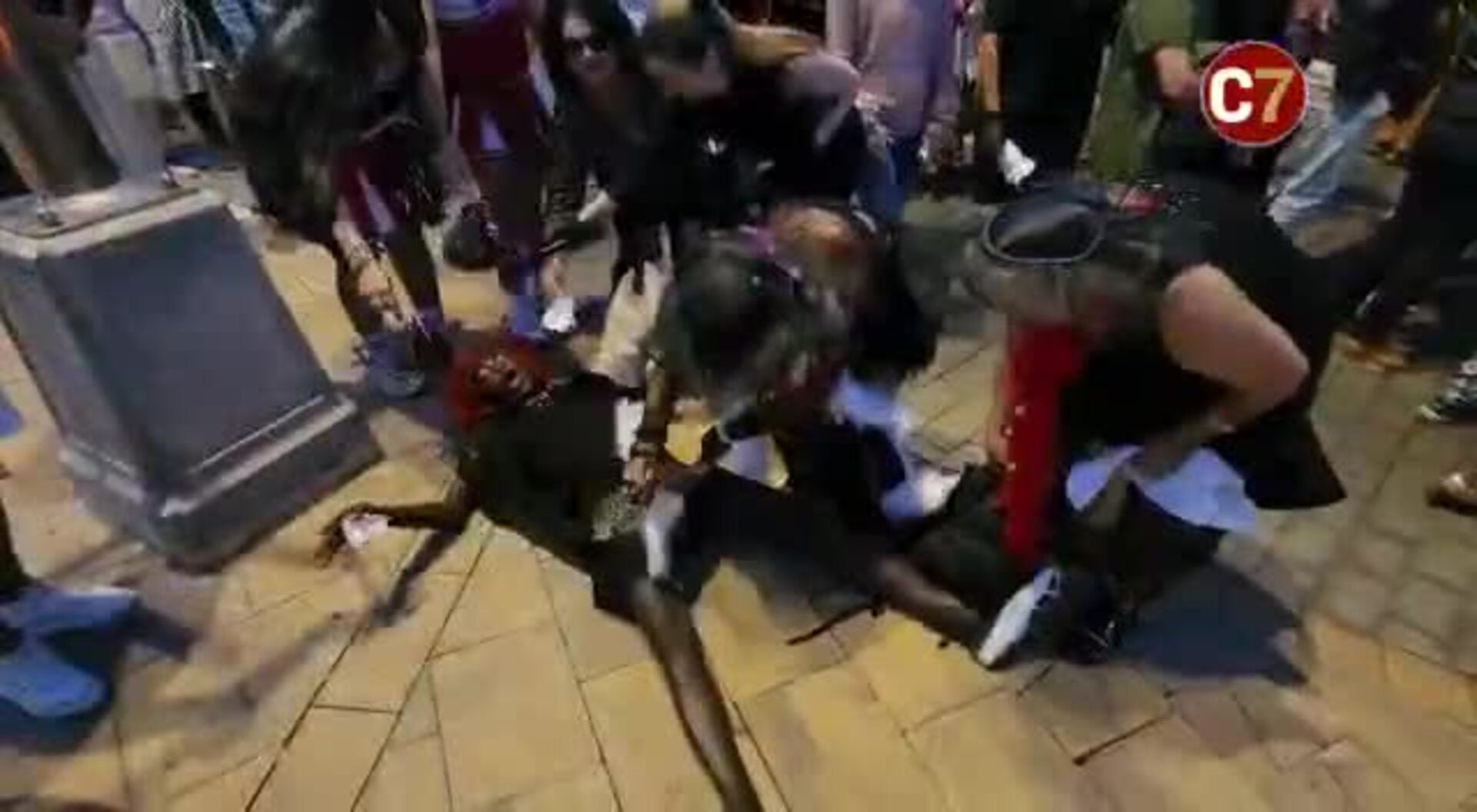 El carnaval de Maspalomas se viste de negro con el entierro de la sardina