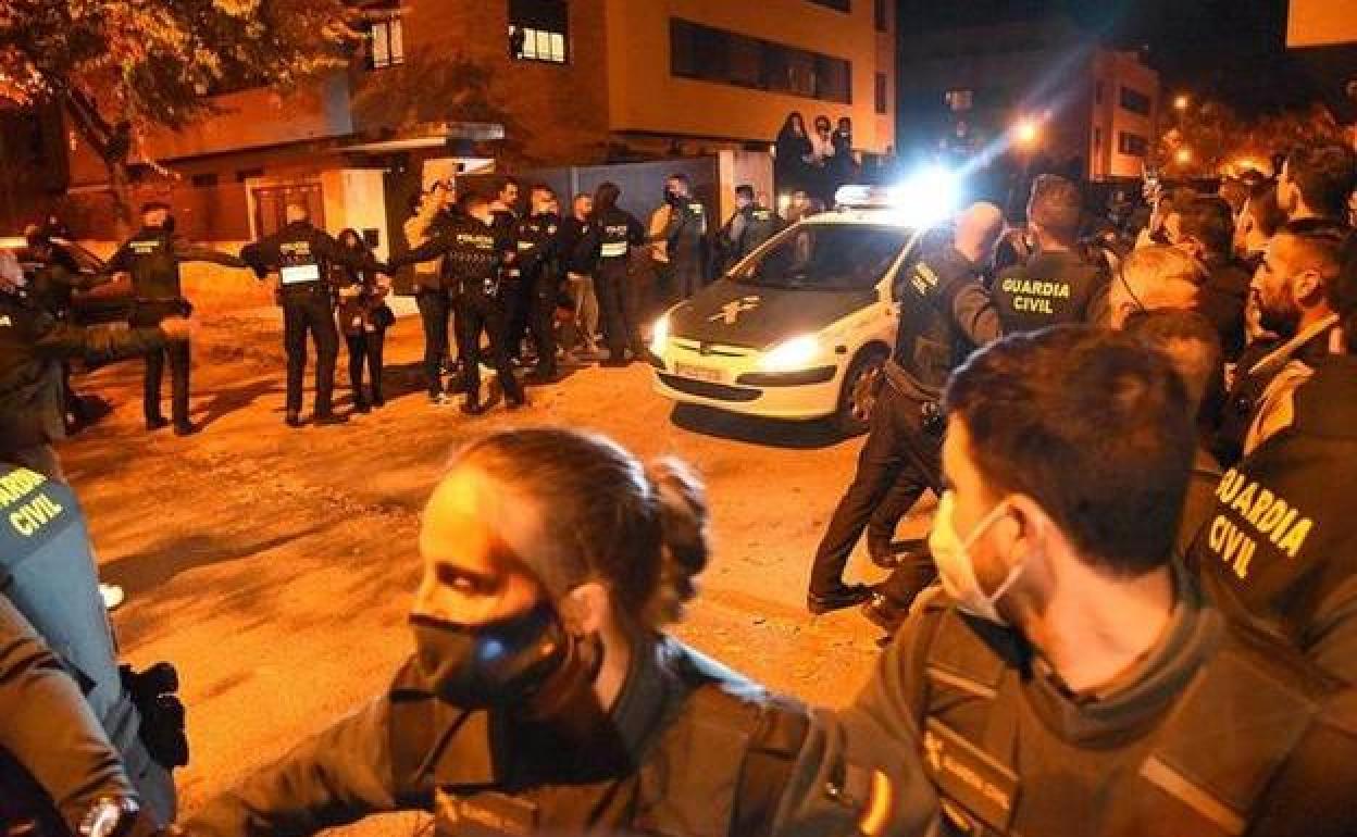 El 28 de octubre de 2021, un vecindario encolerizado se agolpó a las puertas del edificio en el que residía de alquiler Almeida. Muchos le increpaban y querían lincharle.