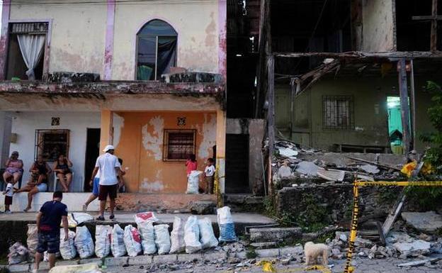 Vista de una vivienda dañada en Isla Puna, Ecuador