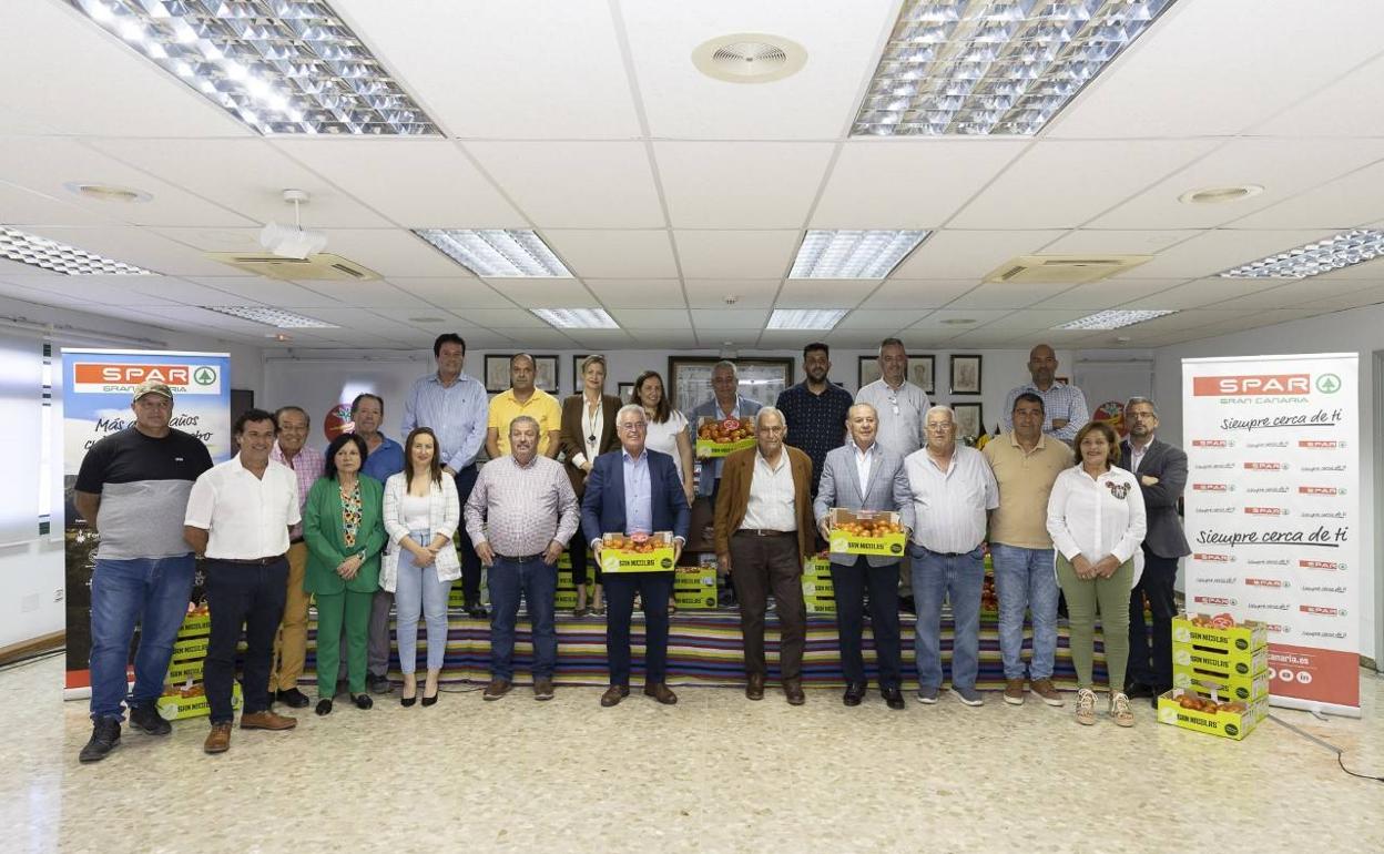 Foto de familia de COAGRISAN y SPAR Gran Canaria. 
