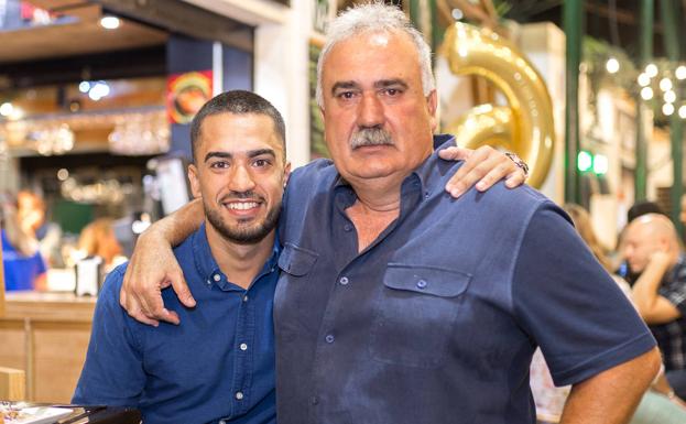Paco Huertas, a la derecha, junto a su hijo Fran. 