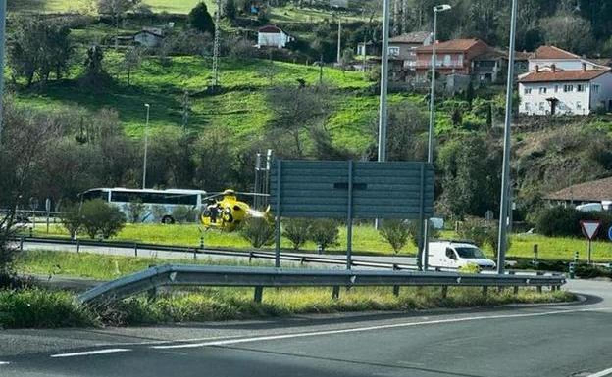 El helicóptero, ante el autobús en el que viajaba la víctima