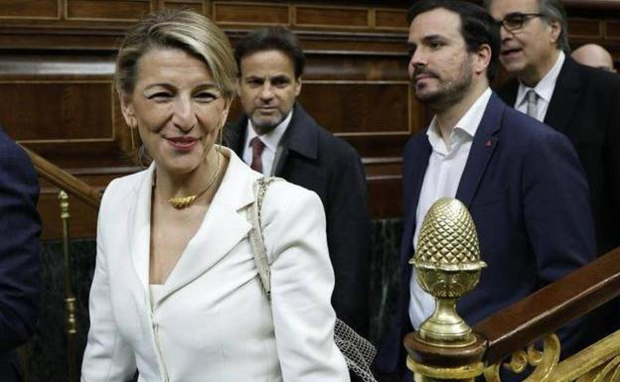 Yolanda Díaz entra en el hemiciclo acompañada de Asens, Garzón y Subirats.