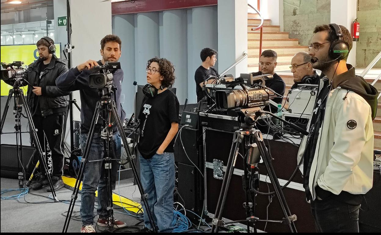 Víctor Calero, profesor de la EAF, da las últimas instrucciones a los alumnos antes de la retransmisión online desde Infecar. 
