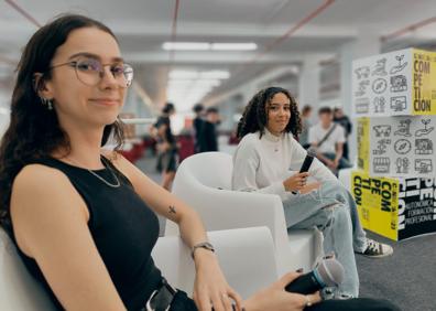 Imagen secundaria 1 - Los alumnos se preparan para la retransmisión desde Infecar. 
