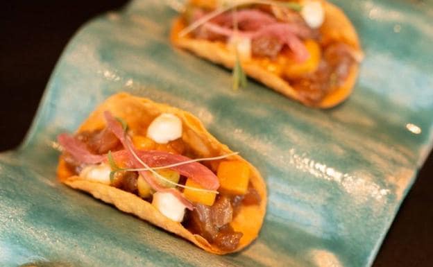 Tacos de atún rojo, aguacate y mango en El Puerto