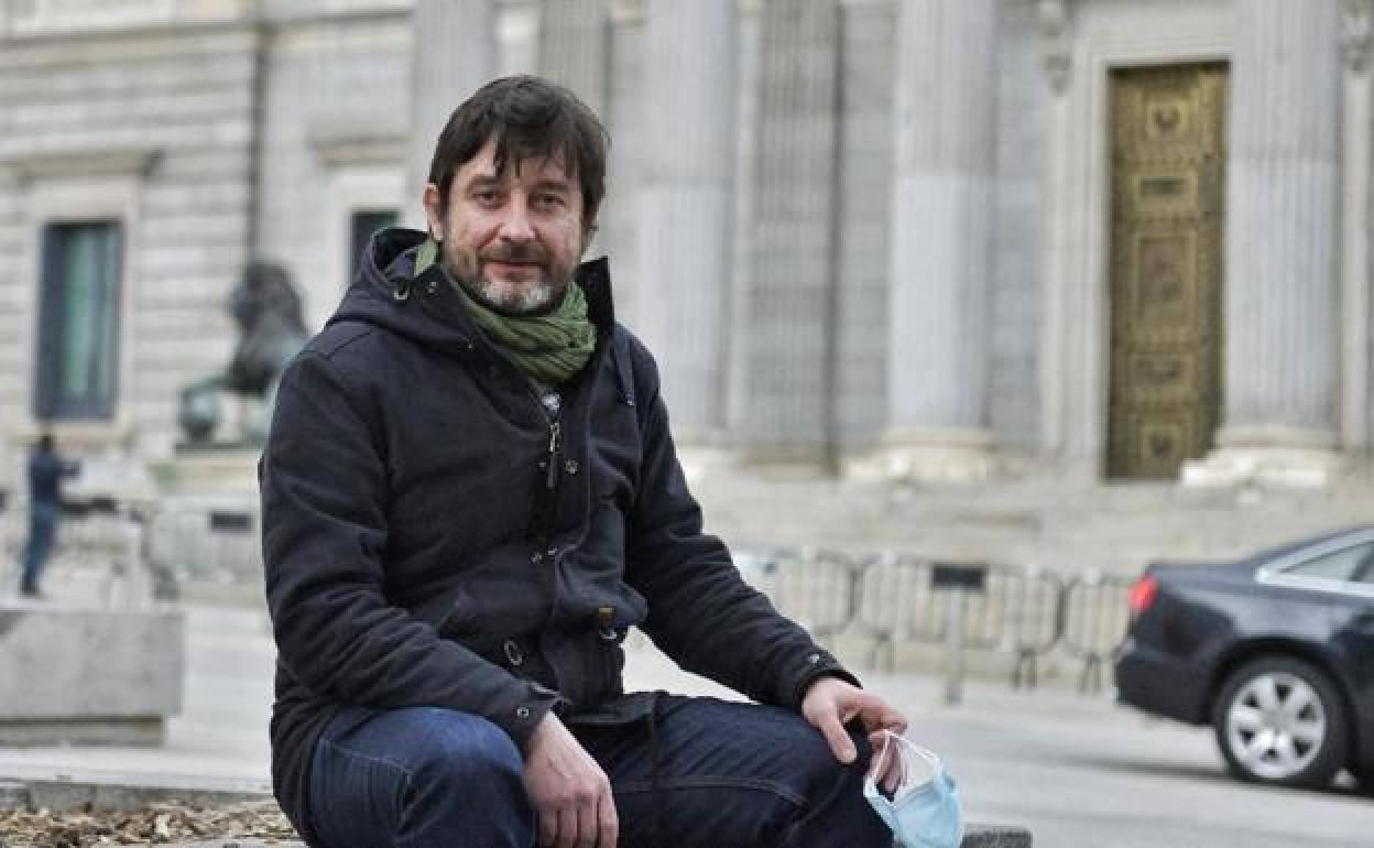El dirigente de Podemos Rafa Mayoral, en el exterior del Congreso de los Diputados. 