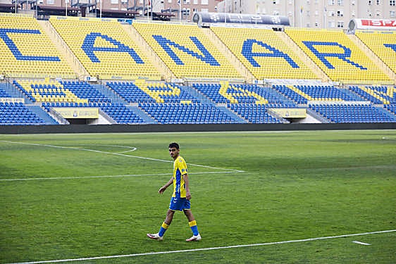 Pedri, en su adiós, con el Gran Canaria vacío.