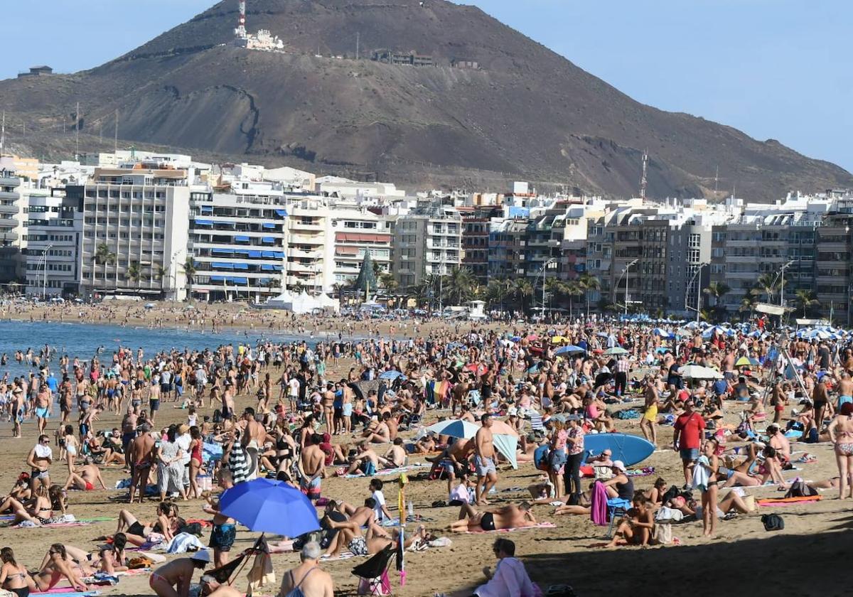 Chapuzón en Las Canteras y churros con chocolate para dar la bienvenida al 2024