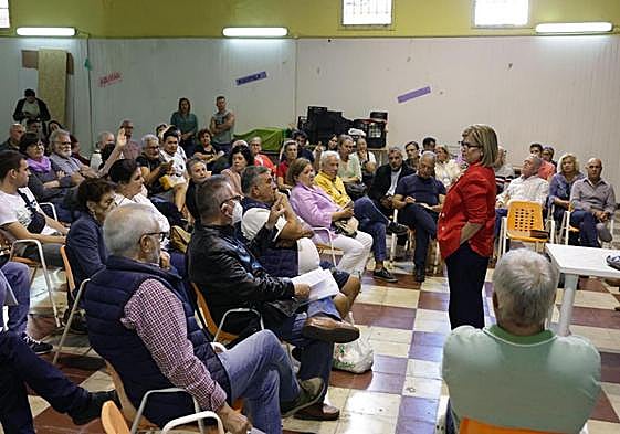 Los vecinos de La Isleta aprovecharon la reunión para expresar sus inquietudes a la concejala.
