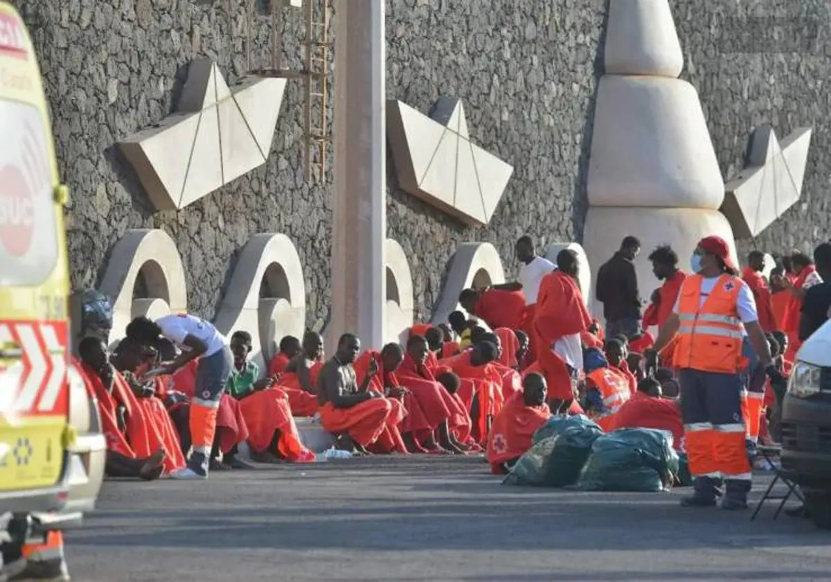 Imagen de archivo de los migrantes que llegaron en cayuco el 17 de julio al puerto de La Restinga (El Hierro).