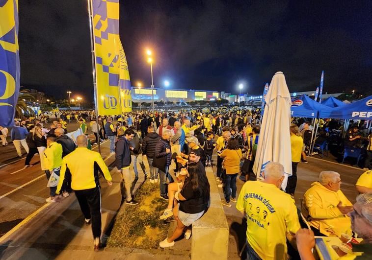 La afición amarilla vive el encuentro ante dentro como en los aledaños del Estadio de Gran Canaria.