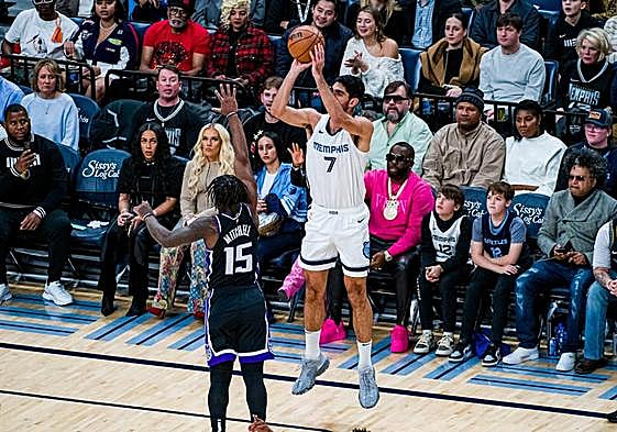 Santi Aldama lanza de tres puntos.