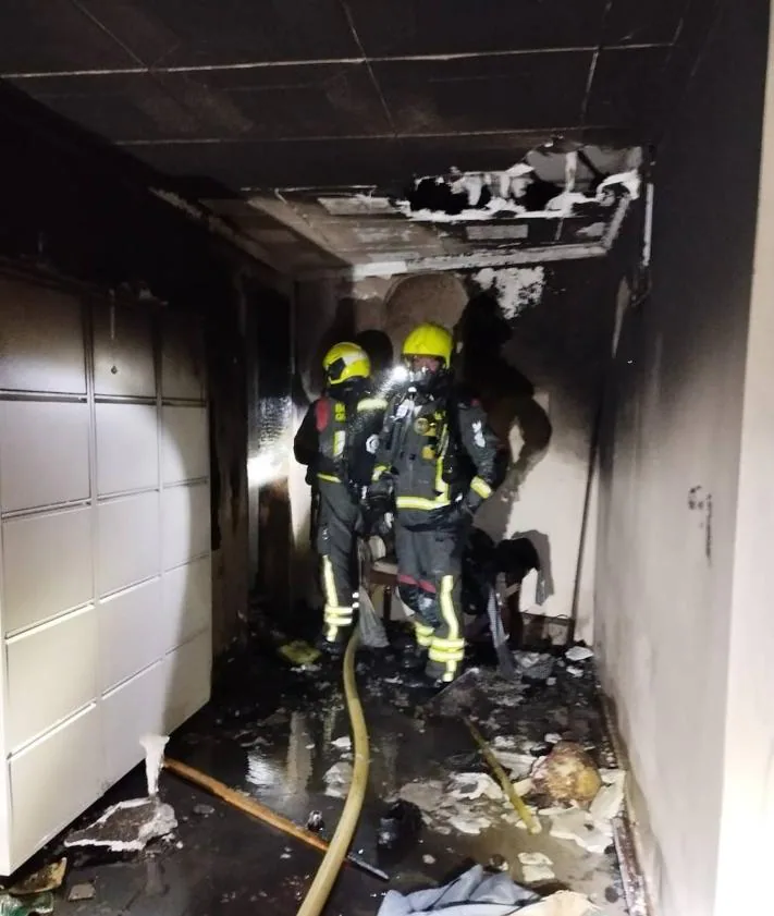 Imagen secundaria 2 - Intervención de los bomberos en el garaje incendiado.