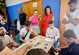 Olaia Morán, consejera de Educación y Juventud (primera por la izquierda), visitando un centro juvenil.