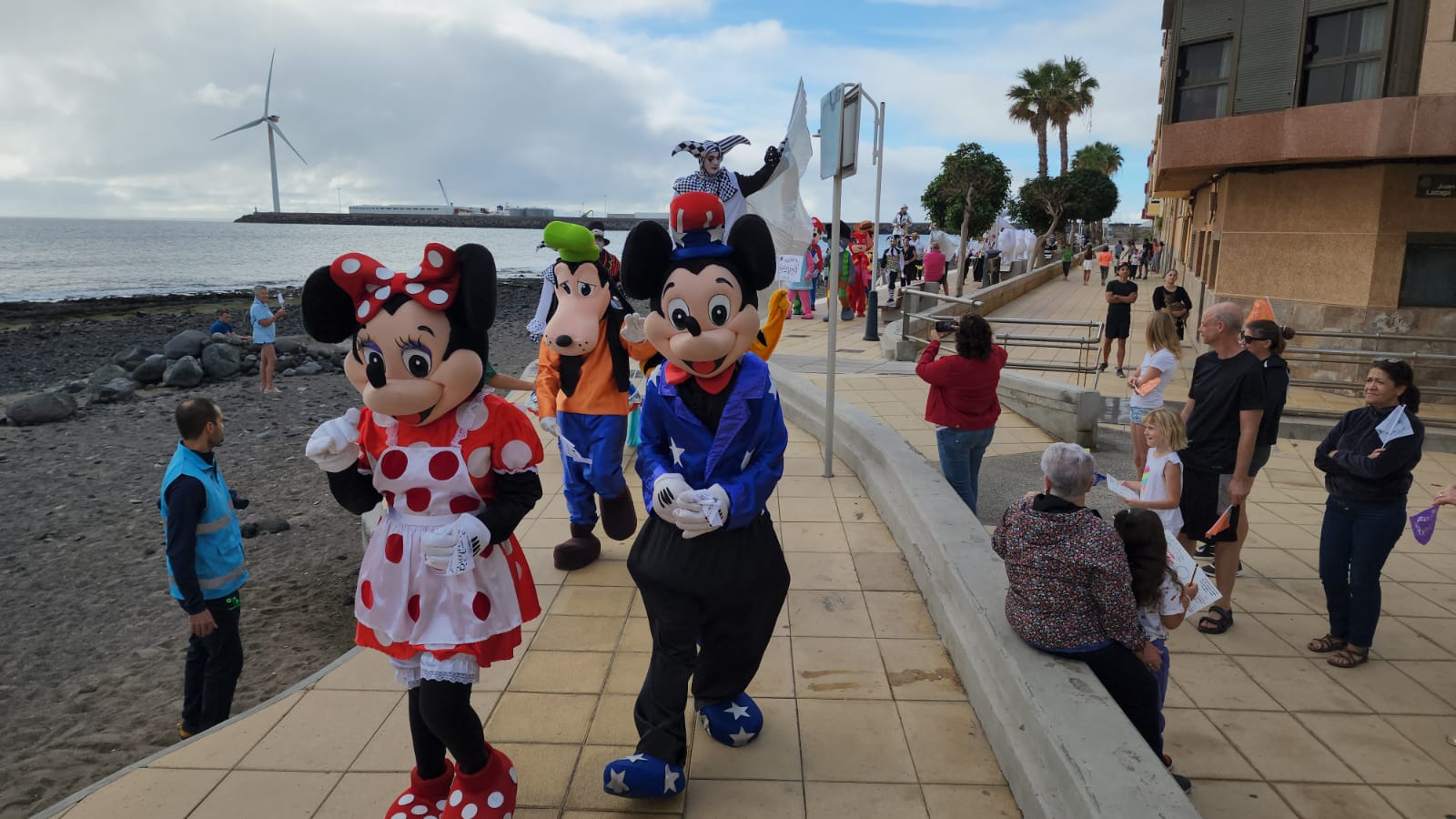 Los Reyes Magos llegan a repartir ilusión al Muelle de Arinaga