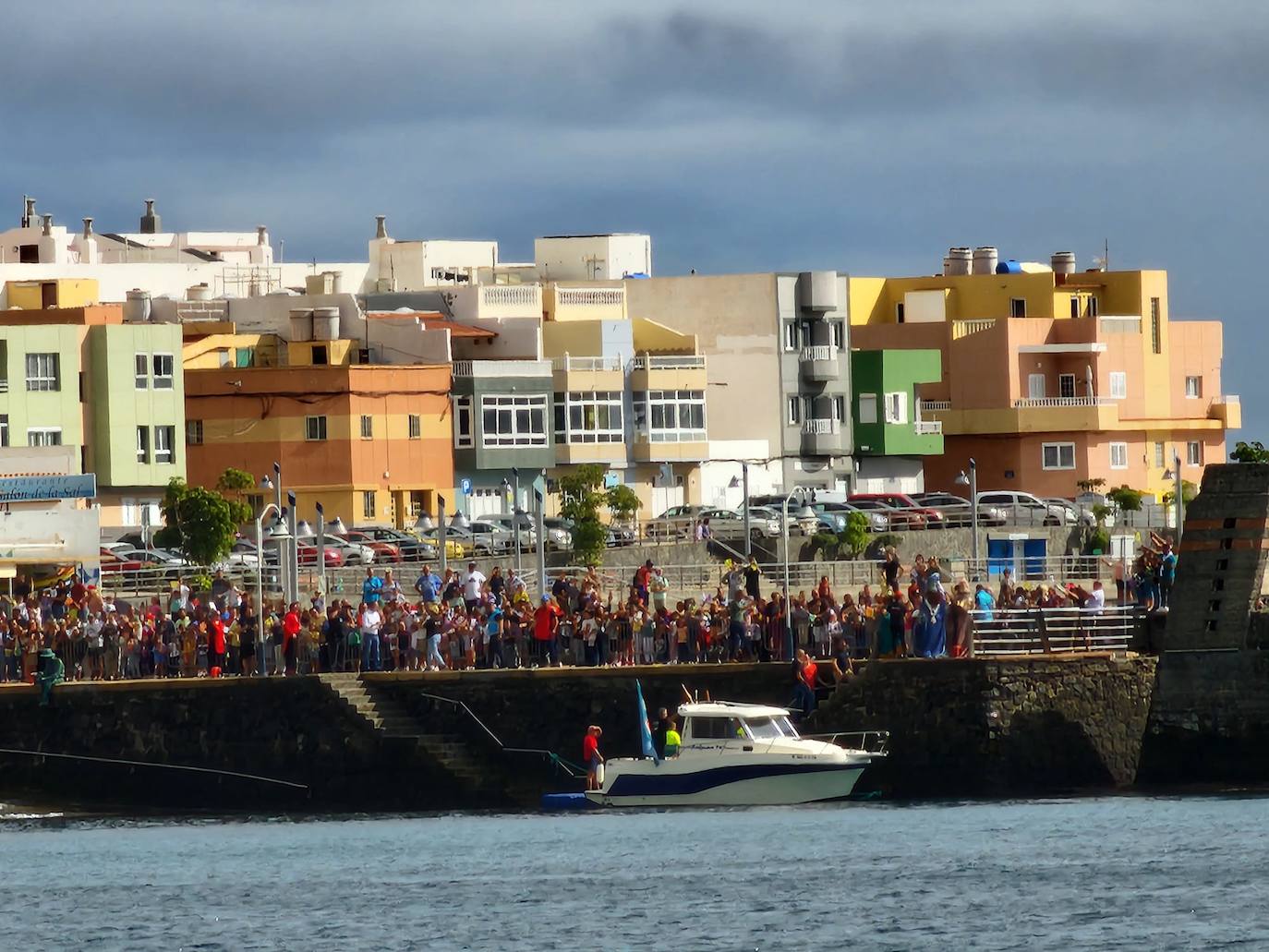 Los Reyes Magos llegan a repartir ilusión al Muelle de Arinaga