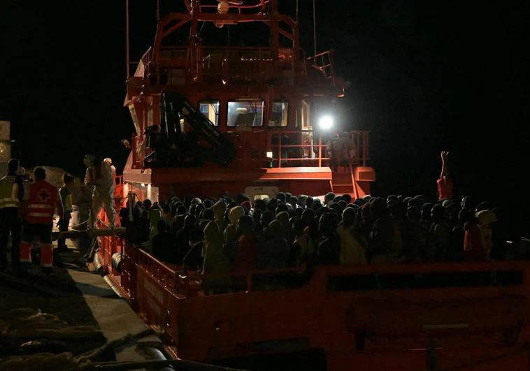 Desembarco de uno de los grupos de personas rescatados en la noche de este jueves en aguas cercanas a El Hierro.