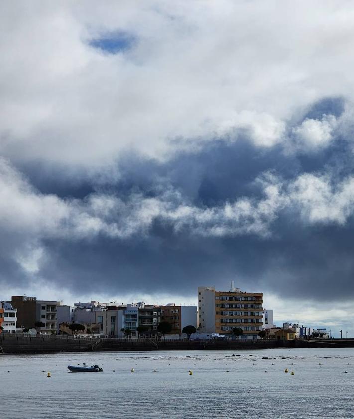 Imagen secundaria 2 - Las nubes salpican el tiempo en Arinaga.