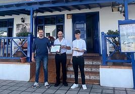 Entrega de reconocimiento al restaurante La Santa.