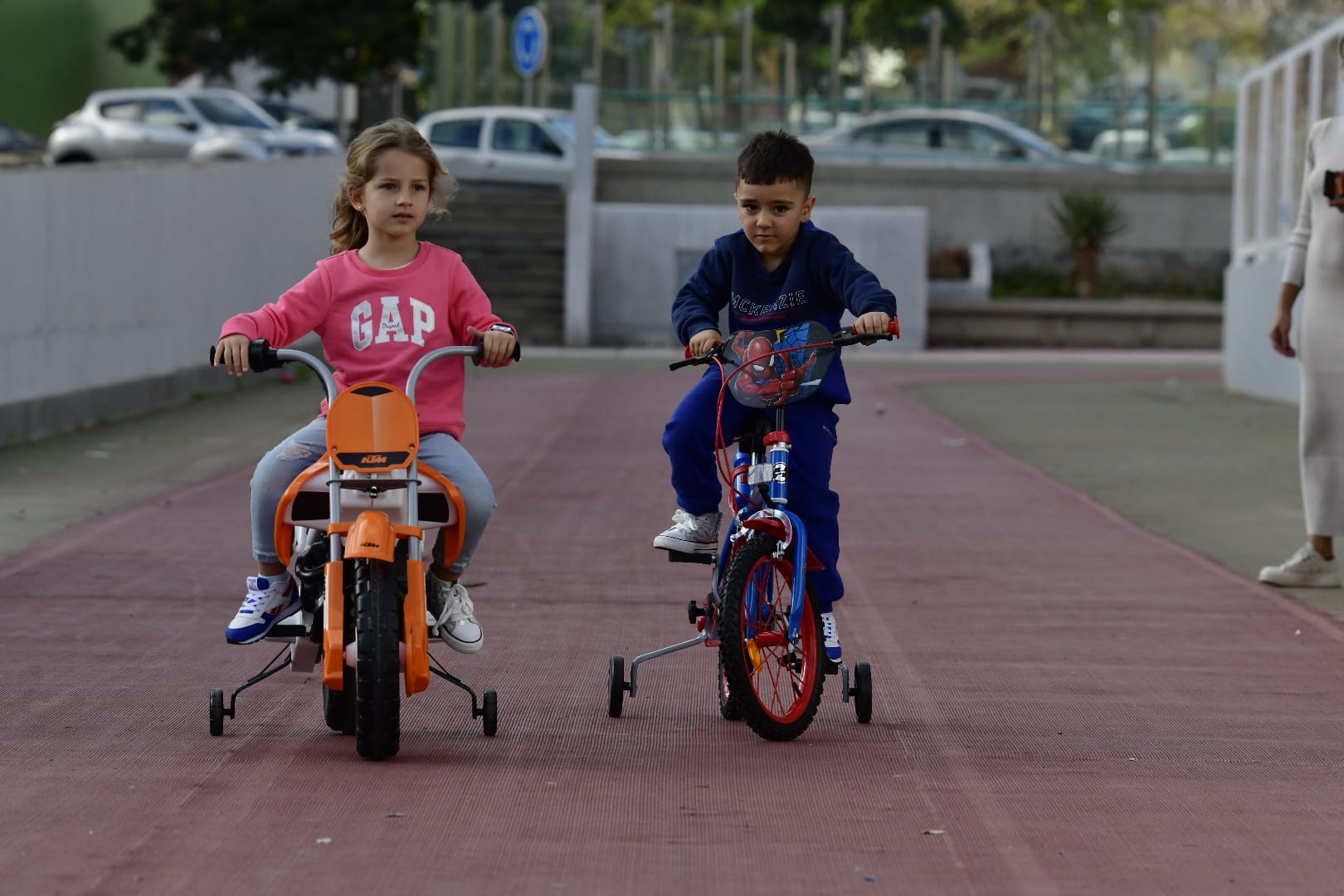 Los más pequeños disfrutan de sus regalos