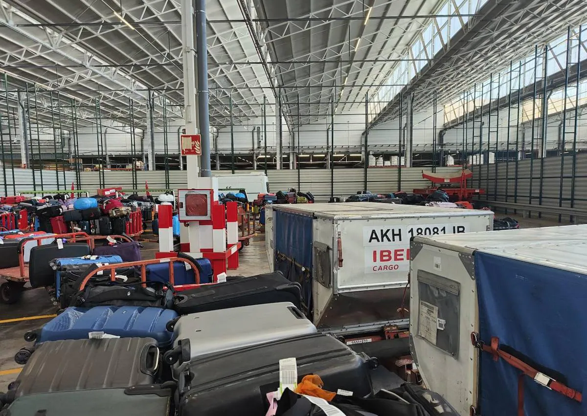 Imagen secundaria 1 - Más de 600 maletas están apiladas en el aeropuerto de Gran Canaria por la huelga de Iberia