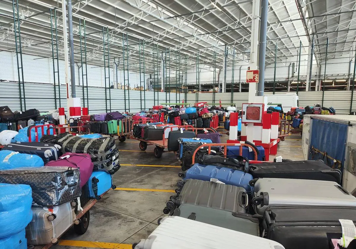Imagen principal - Más de 600 maletas están apiladas en el aeropuerto de Gran Canaria por la huelga de Iberia
