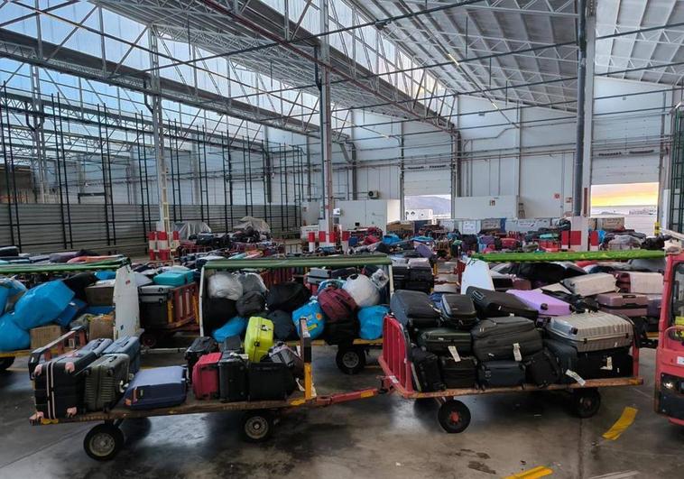 600 maletas están apiladas en el aeropuerto de Gran Canaria.