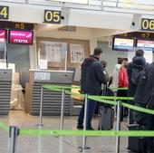 Los pasajeros de un vuelo Gran Canaria-Bilbao pernoctan en Barcelona y siguen el viaje en guagua