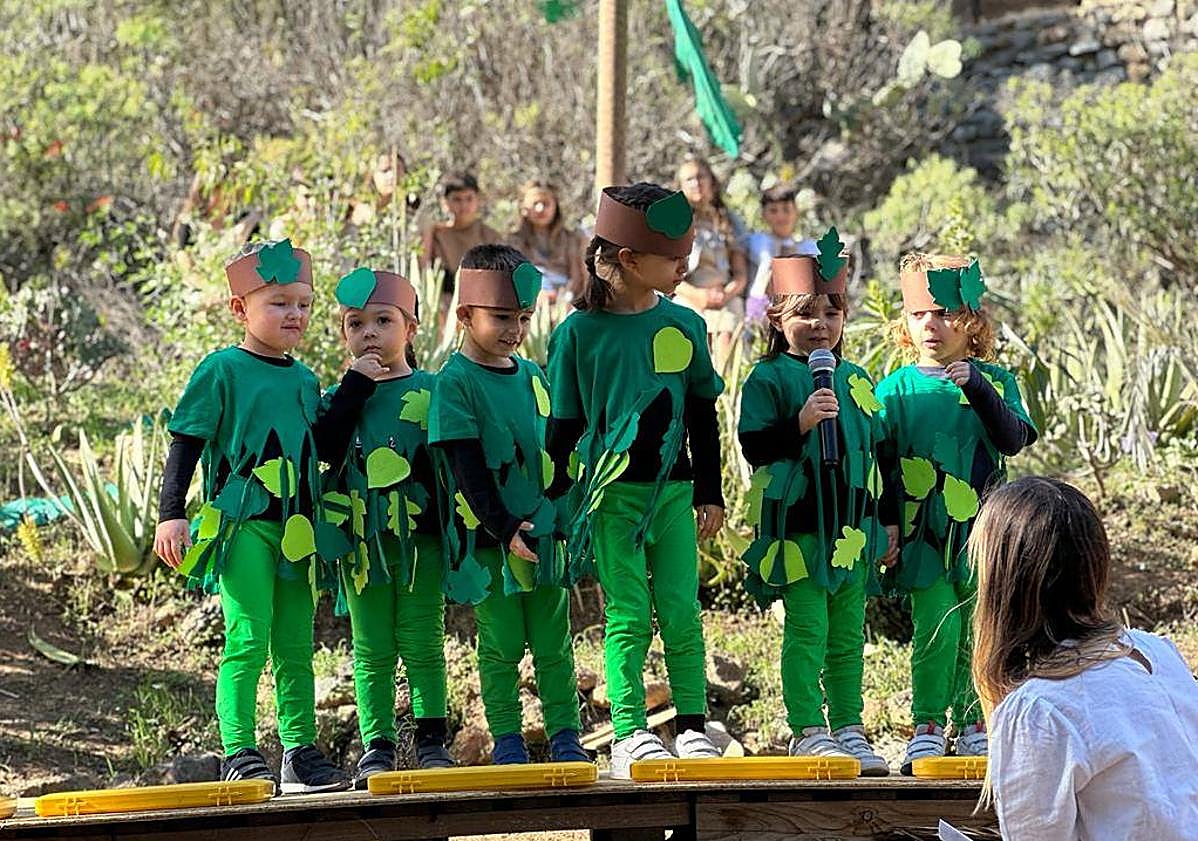 Imagen principal - Los niños y niñas deslumbraron a los asistentes con sus elaborados trajes.