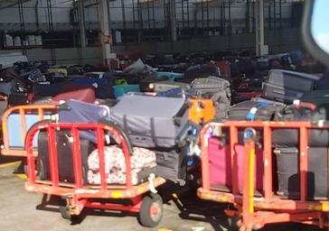4.000 maletas colapsan el aeropuerto de Gran Canaria en el tercer día de la huelga de Iberia