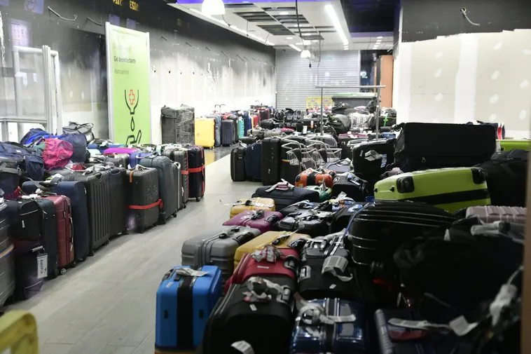 Imagen de cientos de maletas acumuladas en una de las dependencias habilitadas en el aeropuerto de Gran Canaria por la huelga.