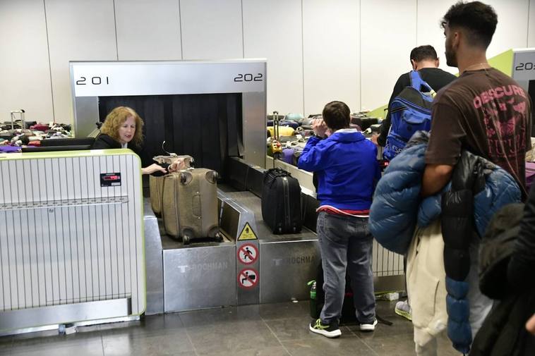 Los pasajeros esta mañana, en los mostradores de facturación, que estaban colapsados de equipaje pendiente de envío.