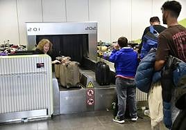 Los pasajeros esta mañana, en los mostradores de facturación, que estaban colapsados de equipaje pendiente de envío.