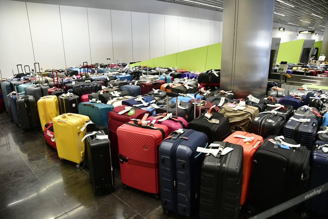 El colapso de maletas en el aeropuerto de Gran Canaria, en imágenes