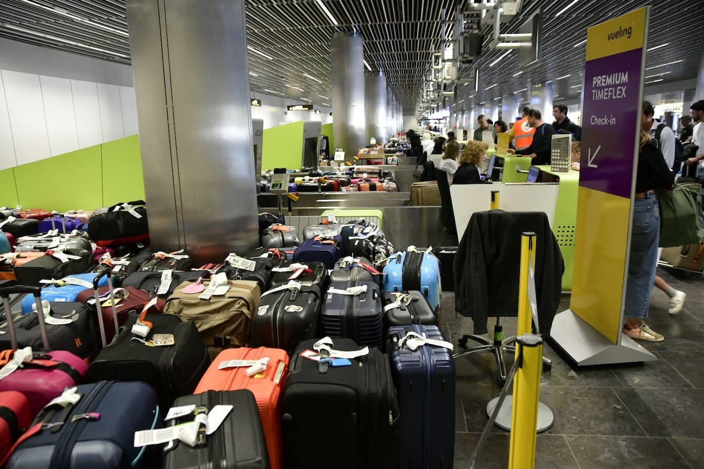 El colapso de maletas en el aeropuerto de Gran Canaria, en imágenes