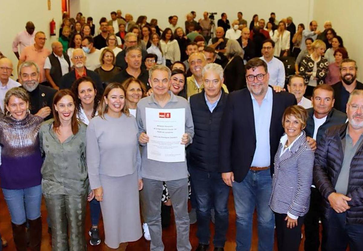 Imagen principal - El PSOE de Lanzarote confiere la condición de miembro honorario a José Luis Rodríguez Zapatero
