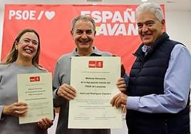 Zapatero junto a María Dolores Corujo y José Juan Cruz.