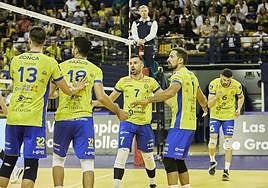 Los jugadores del Guaguas celebran un punto en el CID.