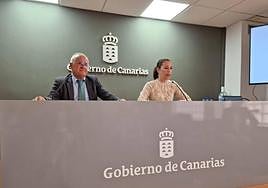El presidente de la FET, Agustín Espino, junto a la consejera de Turismo y Empleo, Jéssica de León.