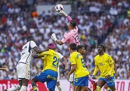 Vuelo de Valles en el partido disputado ante el Madrid en el Bernabéu el pasado mes de septiembre.