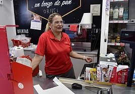 Carmen Santana, este jueves, en la misma caja donde fue atracada.