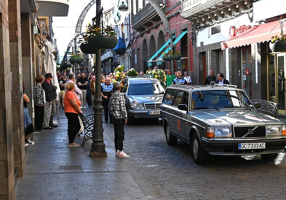 Imagen del cortejo fúnebre a su paso por la calle Capitán Quesada.